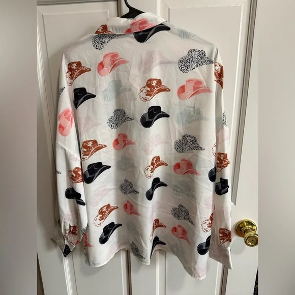 Boutique Women’s White Cowboy Hat Print Button-Down Shirt Medium - Picture 6 of 8
